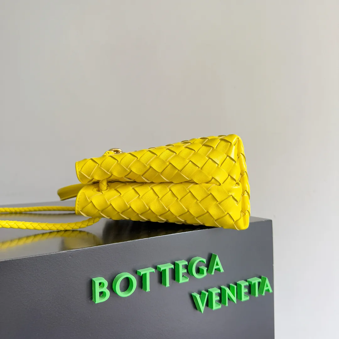 The 2023 new Andiamo batch of 1860 BV has been shipped‼ ️Really popular🔥The new Andiamo woven handbag launched by Bottega Veneta this season is really popular all over the world! ! Celebrities at home and abroad have worn it, and Oscar-winning actress Michelle Yeoh has taken it out on the street. Song Jia, Trai Yara, Yu Feihong, Sanji Ayaka, Rosie Hunting-Whiteley, Yoshioka Riho, etc. have all picked up this bag. It is classic and versatile, showing off its temperament, and the bag capacity is also large, which is very convenient for daily commuting! ! A variety of carrying methods, the shoulder straps can be adjusted by yourself, the original lambskin feels soft and delicate, and the unisex style breaks gender boundaries and brings a more practical and longer-lasting use experience. Andiamo, which has both elegant and casual styles, perfectly interprets the true appearance of "fashionable old money style". Style number: 743568 Size: 25*22*10.5cm